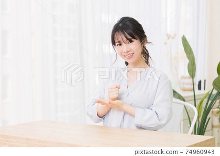 年輕女人在房間裡做一個令人信服的手勢 年輕女人在房間裡做一個令人信服的手勢 74960943