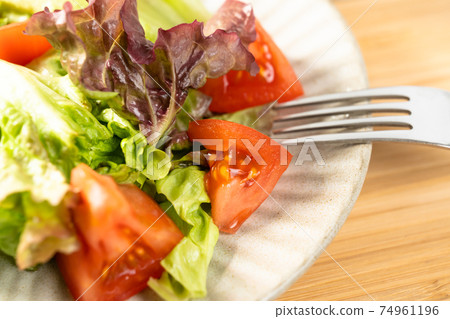 陽光生菜和番茄沙拉 74961196