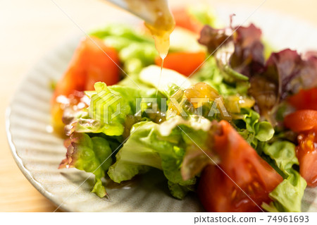 Sunny lettuce and tomato salad 74961693