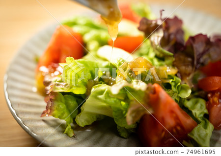 Sunny lettuce and tomato salad 74961695
