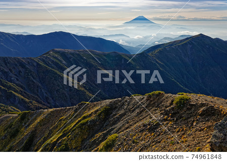 從南阿爾卑斯山的鹽見山看的富士山和小森山 74961848