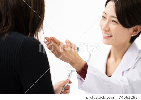 Medical image Face-to-face doctor and patient Cosmetology 74963265