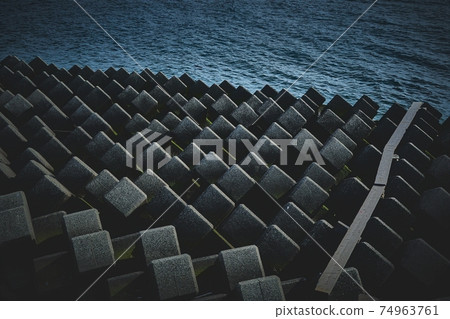 定期排列的混凝土砌塊。消散海浪的沿海風光。 74963761