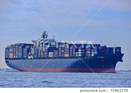 一艘大型集裝箱船進入大阪港 74963779