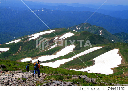 日本的100座著名山峰，夏季的迦山山，還有積雪 74964162
