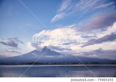 從河口湖眺望富士山的絕妙景色 74964293