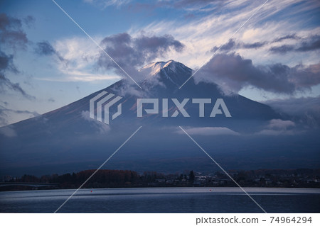從河口湖眺望富士山的絕妙景色 74964294