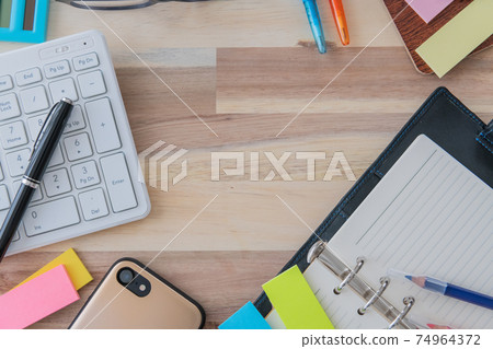 辦公用品鳥瞰木紋背景拍攝素材 74964372