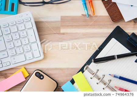 辦公用品鳥瞰木紋背景拍攝素材 74964376