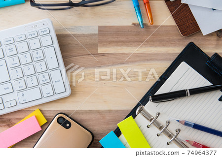 辦公用品鳥瞰木紋背景拍攝素材 74964377