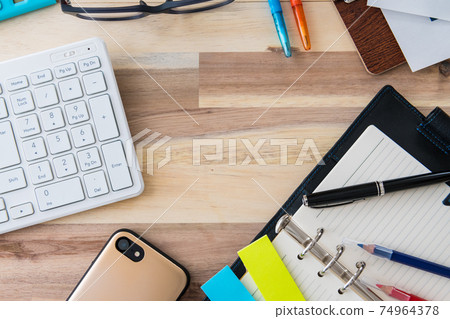 辦公用品鳥瞰木紋背景拍攝素材 74964378