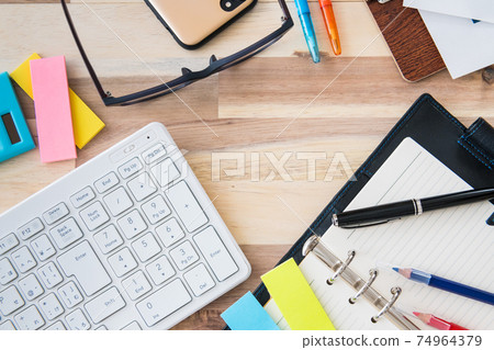 辦公用品鳥瞰木紋背景拍攝素材 74964379