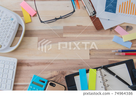 辦公用品鳥瞰木紋背景拍攝素材 74964386