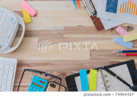 辦公用品鳥瞰木紋背景拍攝素材 74964387