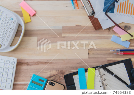 辦公用品鳥瞰木紋背景拍攝素材 74964388
