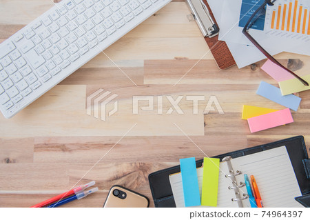 辦公用品鳥瞰木紋背景拍攝素材 74964397