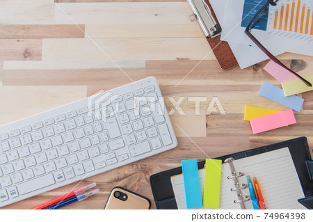 辦公用品鳥瞰木紋背景拍攝素材 74964398