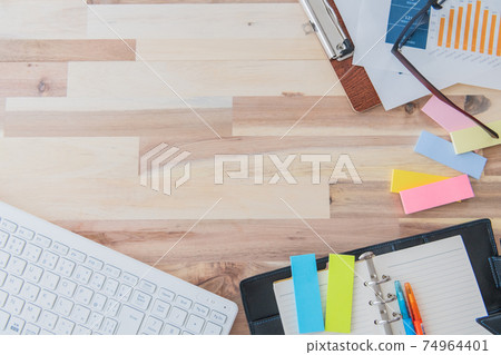 辦公用品鳥瞰木紋背景拍攝素材 74964401
