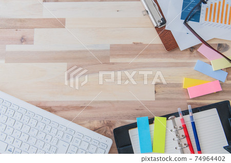 辦公用品鳥瞰木紋背景拍攝素材 74964402
