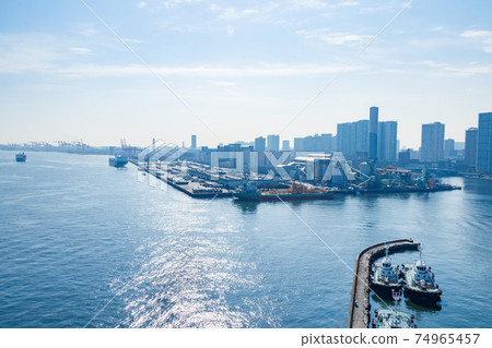 A tugboat berthing at the quay of Shibaura Wharf as seen from the Rainbow Bridge against the blue sky A tugboat berthing at the quay of Shibaura Wharf as seen from the Rainbow Bridge against the blue sky 74965457