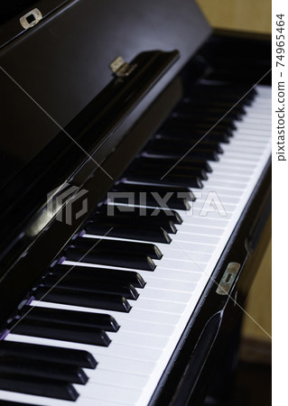 Black piano keyboard 74965464