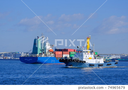 港口中強大的拖船導航 港口中強大的拖船導航 74965679