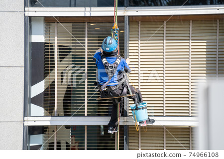 Cleaning the window lath 74966108
