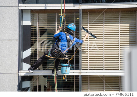 Cleaning the window lath Cleaning the window lath 74966111