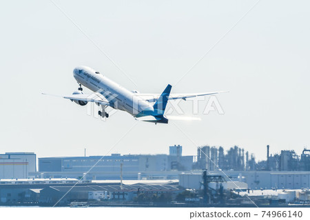 Airport scenery: Airplanes and factories taking off, Ota-ku, Tokyo 74966140