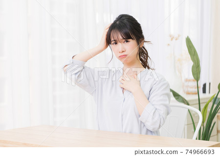 Young woman making a gesture worried in the room 74966693