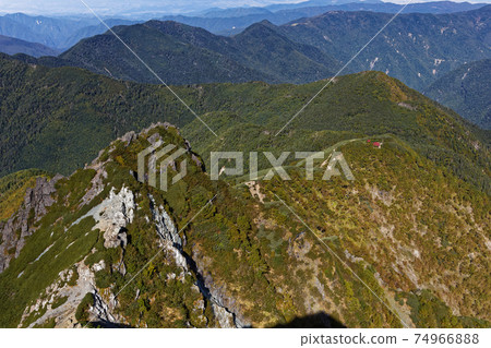 Tenguiwa and Shiomi hut seen from the ridgeline of Mt. Shiomi in the Southern Alps 74966888