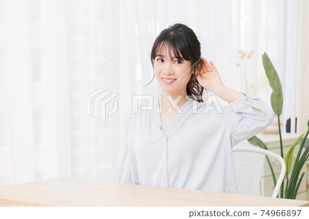 在房間裡聽的年輕女子 74966897