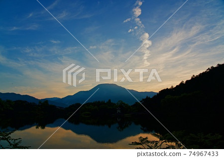 從三島池塘日出看的伊吹山 74967433