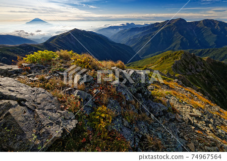 富士山和荒川山在初秋時分從鹽密山山頂在南阿爾卑斯山的景色 74967564