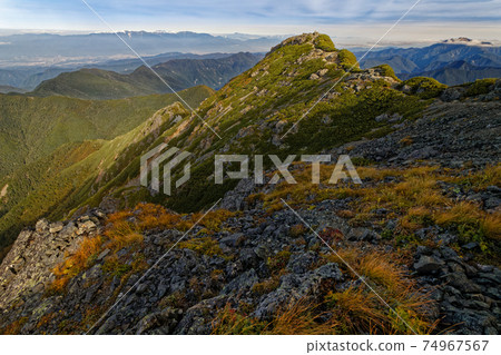 初秋時節,南阿爾卑斯山的鹽見西峰山和中部阿爾卑斯山的千疊嶽山的景色 初秋時節,南阿爾卑斯山的鹽見西峰山和中部阿爾卑斯山的千疊嶽山的景色 74967567