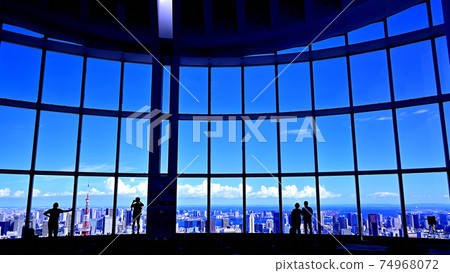 Tokyo, a big city that shines in the blue sky 74968072