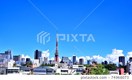 Tokyo, a big city that shines in the blue sky 74968073