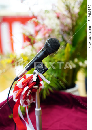 儀式舞台上的鮮花和麥克風 74968422
