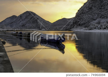 Dawn of the Nagara River in the silver world Dawn of the Nagara River in the silver world 74968894