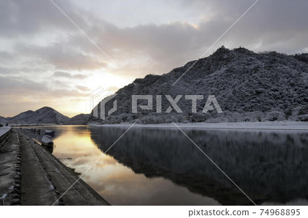 白雪皚皚的長良河的黎明 白雪皚皚的長良河的黎明 74968895