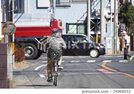 老年人騎自行車，老年人走 74969052