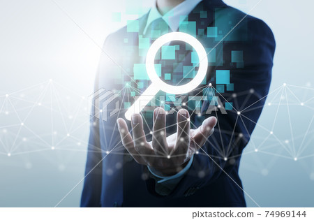 一個從Internet收集和分析信息的人。網絡結構和放大鏡圖標。 74969144