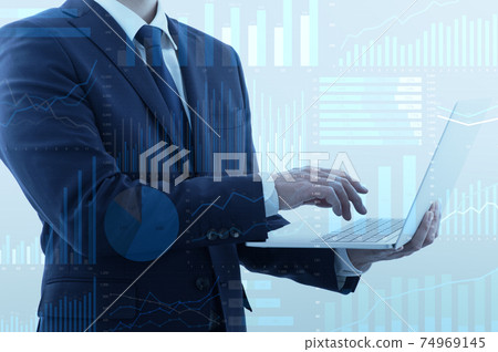 企業財務分析。一個使用筆記本電腦的人。許多圖表在背景中。 74969145