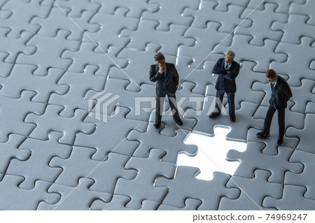 Jigsaw puzzles and businessmen Jigsaw puzzles and businessmen 74969247