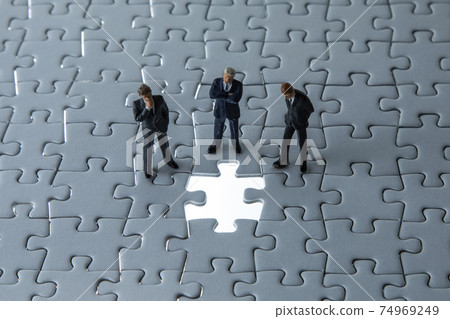 Jigsaw puzzles and businessmen Jigsaw puzzles and businessmen 74969249