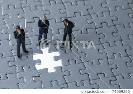 Jigsaw puzzles and businessmen Jigsaw puzzles and businessmen 74969250