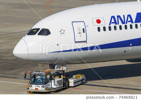 機場風光東京大田區牽引車和飛機 74969821