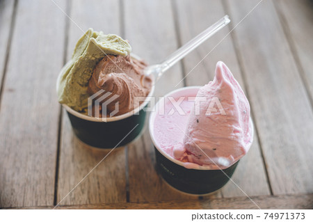 咖啡廳戶外用餐，桌上開心果巧克力火龍果冰淇淋 74971373