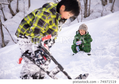 在滑雪勝地穿滑雪服,和我的兄弟冬天一起玩 在滑雪勝地穿滑雪服,和我的兄弟冬天一起玩 74971519