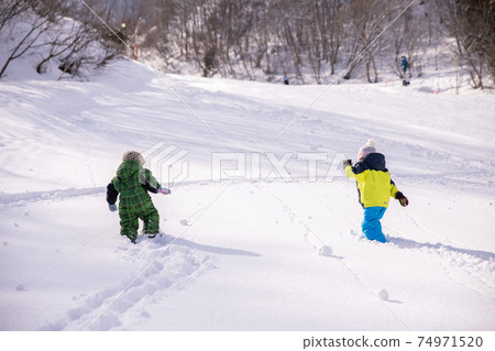 男孩和女孩穿著滑雪服和攀登滑雪勝地冬季 男孩和女孩穿著滑雪服和攀登滑雪勝地冬季 74971520
